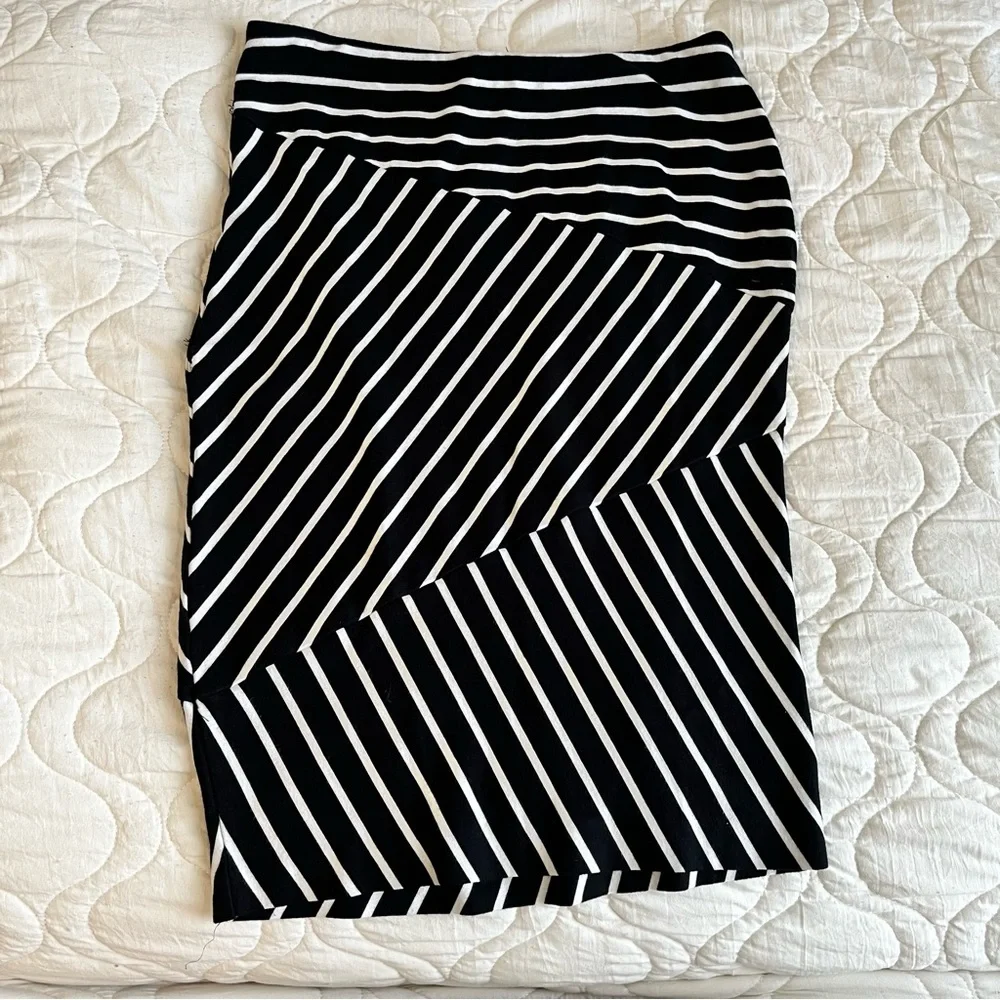 Mossino black white